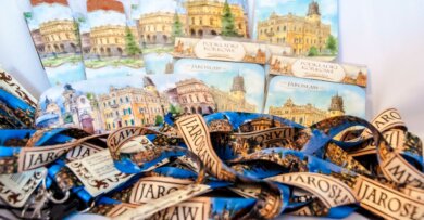 Gadżety – magnesy, smycze, breloki, proporyczyki, naklejki z herbem miasta, długopisy,haczyki na torebki