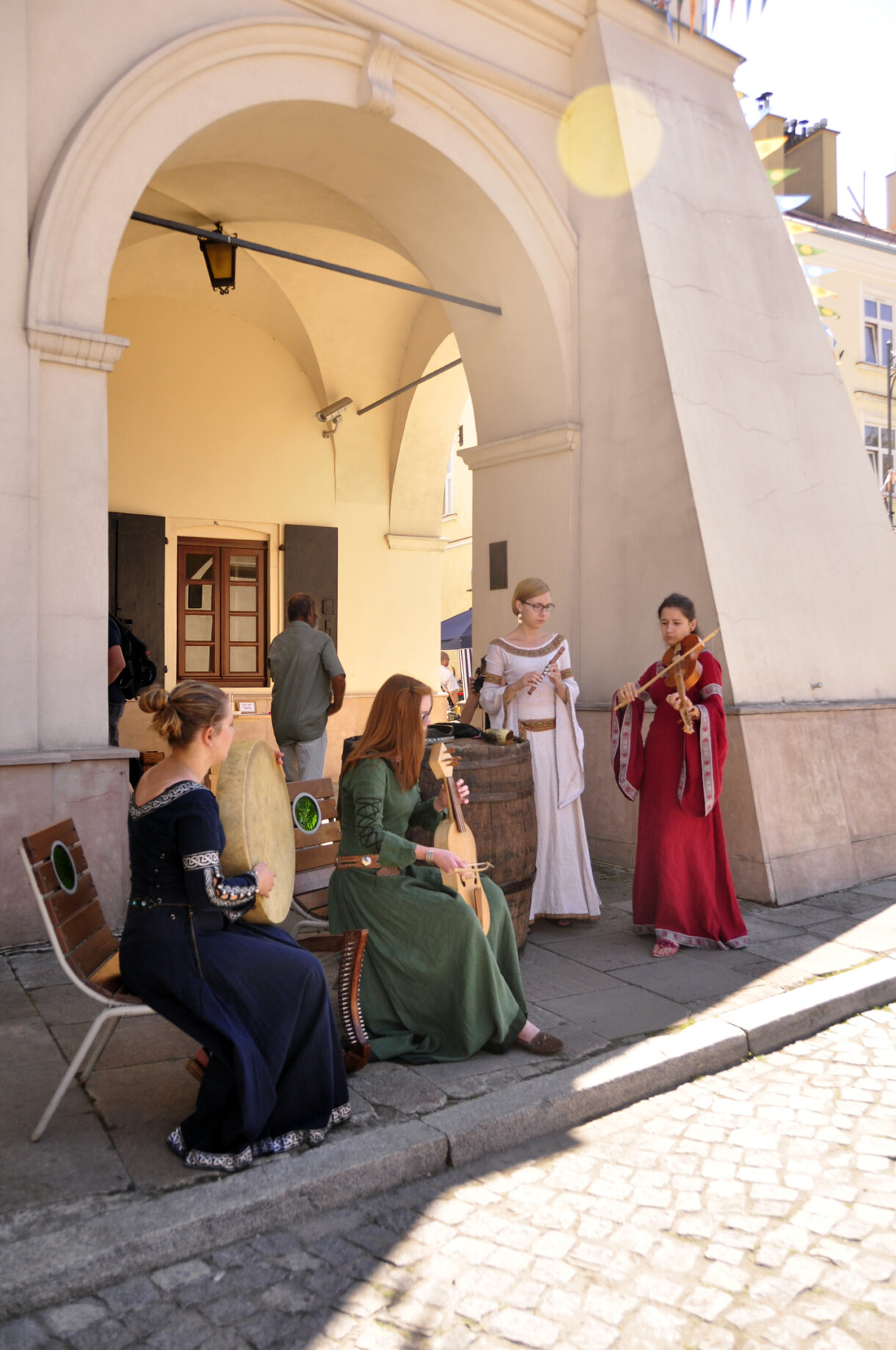 Cztery kobiety muzykujące w podcieniach