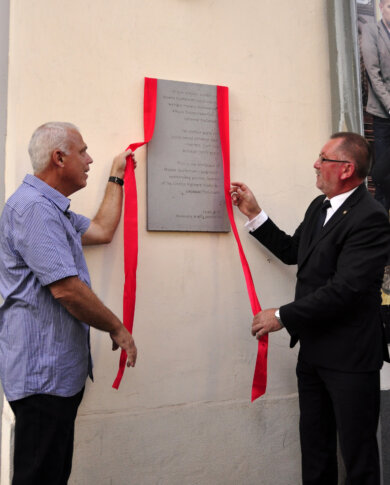 Odsłonięto tablicę poświęconą Moshe Kupfermanowi