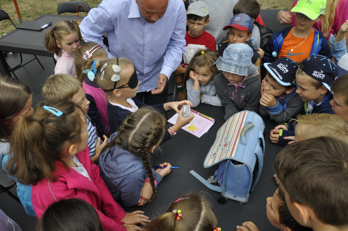 Pisarz - Krzysztof Kubaszek, i dzieci przy stole