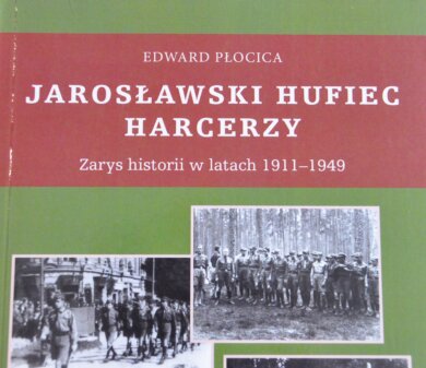 Jarosławski Hufiec Harcerzy. Zarys historii w latach 1911–1949 – Edward Płocica Zielona okładka ksiązki ze zdjęciami harcerzy Jarosławskiego ZHP