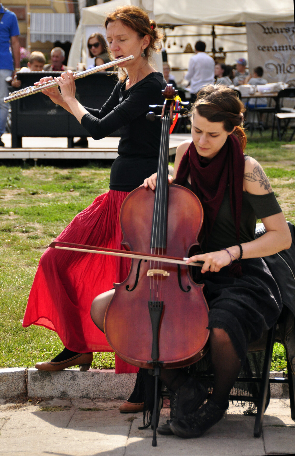 Dwie kobiety grające na flecie i wiolonczeli