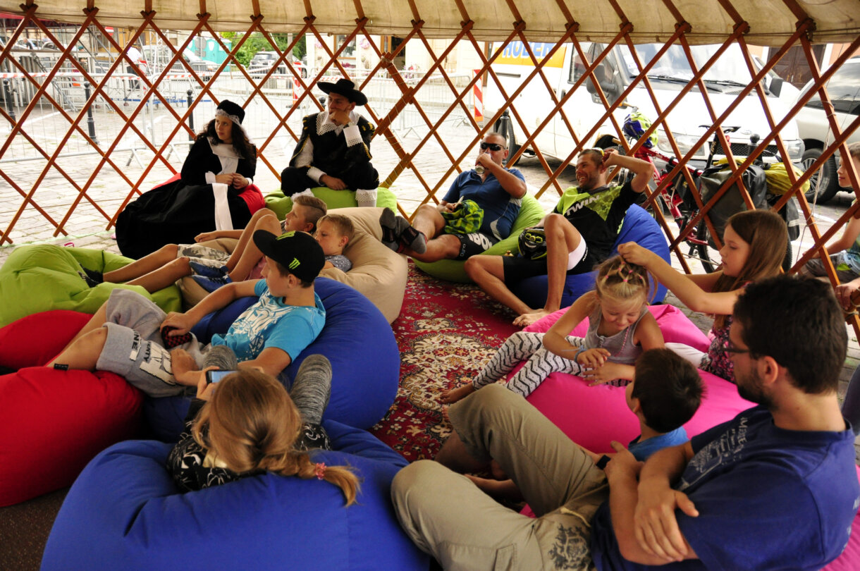 Ludzie siedzący na pufach