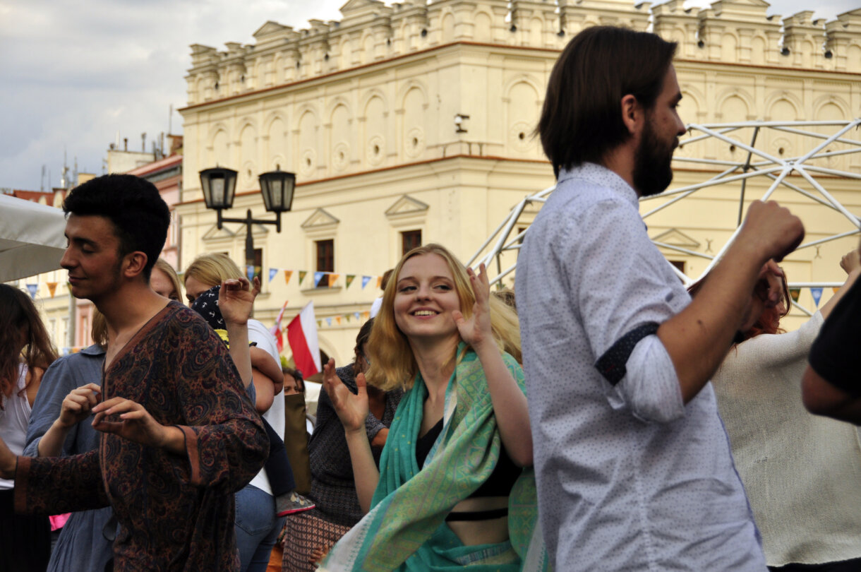 Dwóch mężczyzn i kobieta (na środku) tańczący