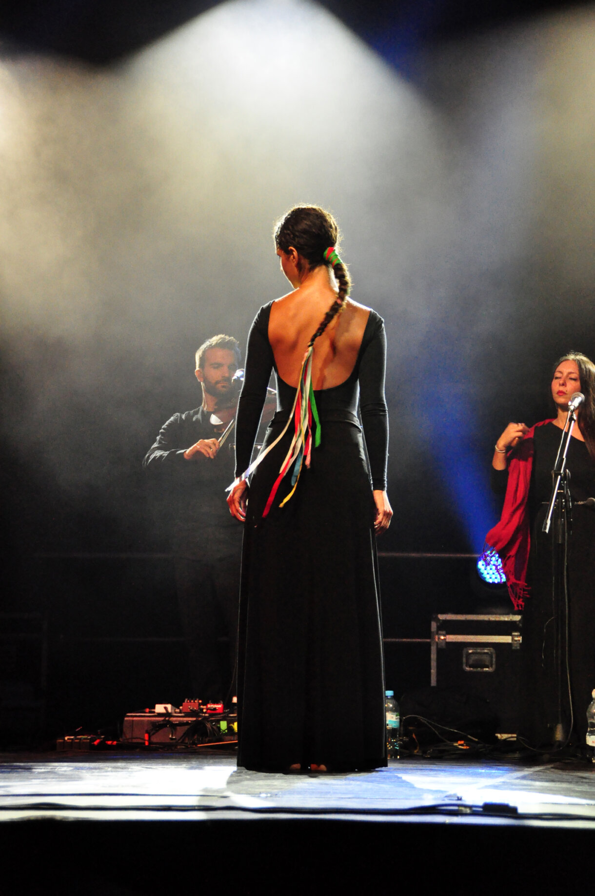 Kobieta - tancerka na scenie