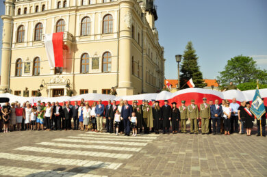 Z Biało-Czerwoną w tle