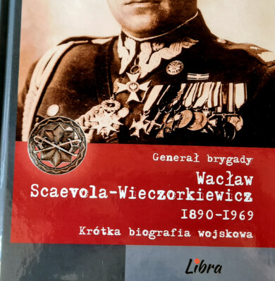 Generał brygady Wacław Scaevola-Wieczorkiewicz 1890-1969. Krótka biografia wojskowa – Jerzy Majka Ksiązka, na okładce zdjęcie dowodowe gen. bryg. Wacława Wieczorkiewicza