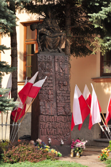 Cześć i chwała bohaterom!