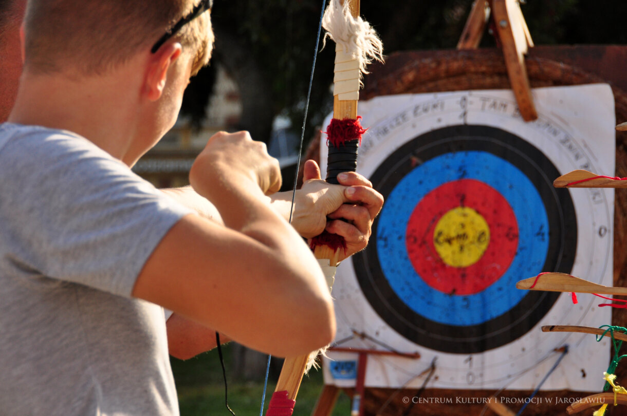 Chłopiec celujący do tarczy