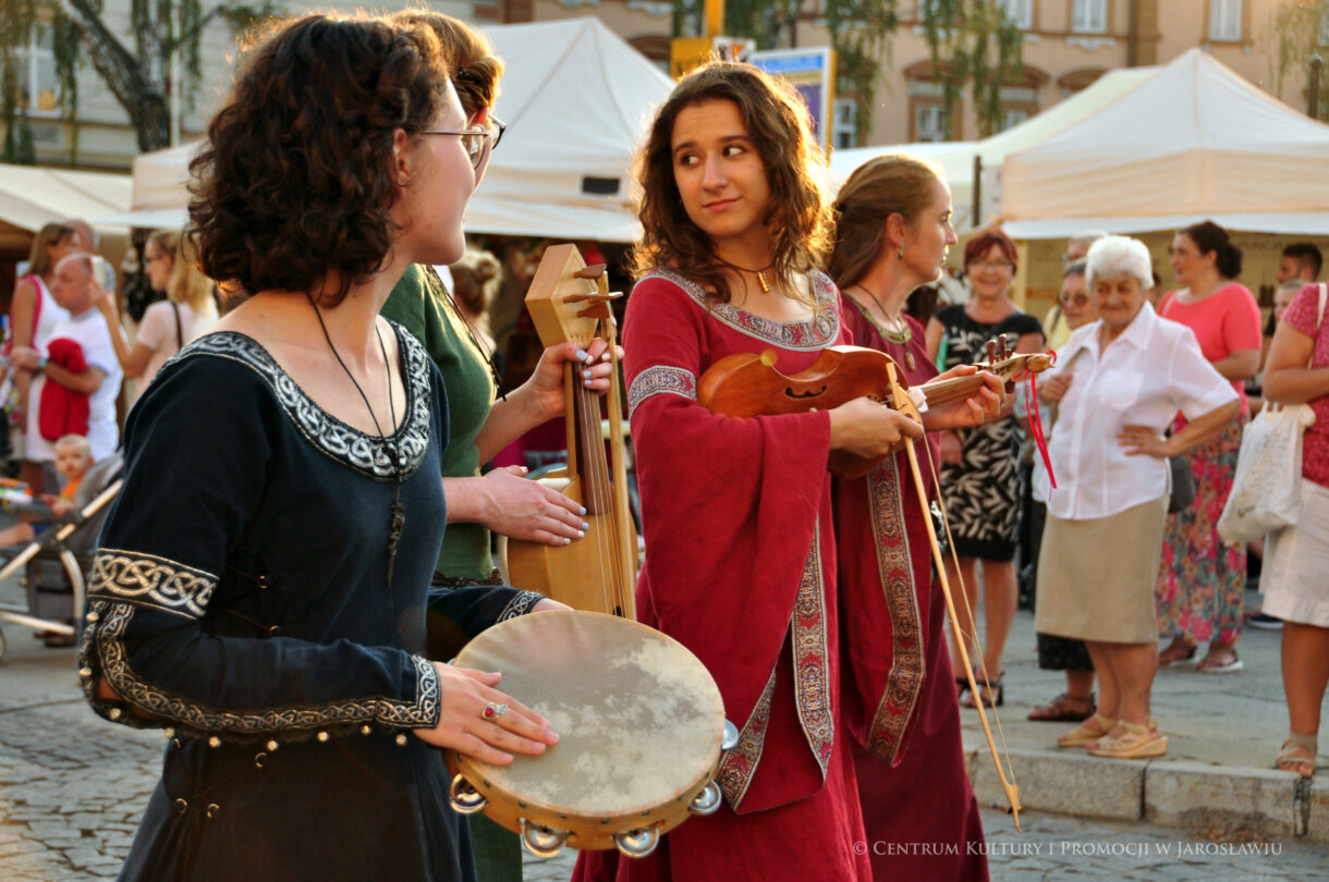 Dwie kobiety - jedna z tamburem, druga ze skrzypcami