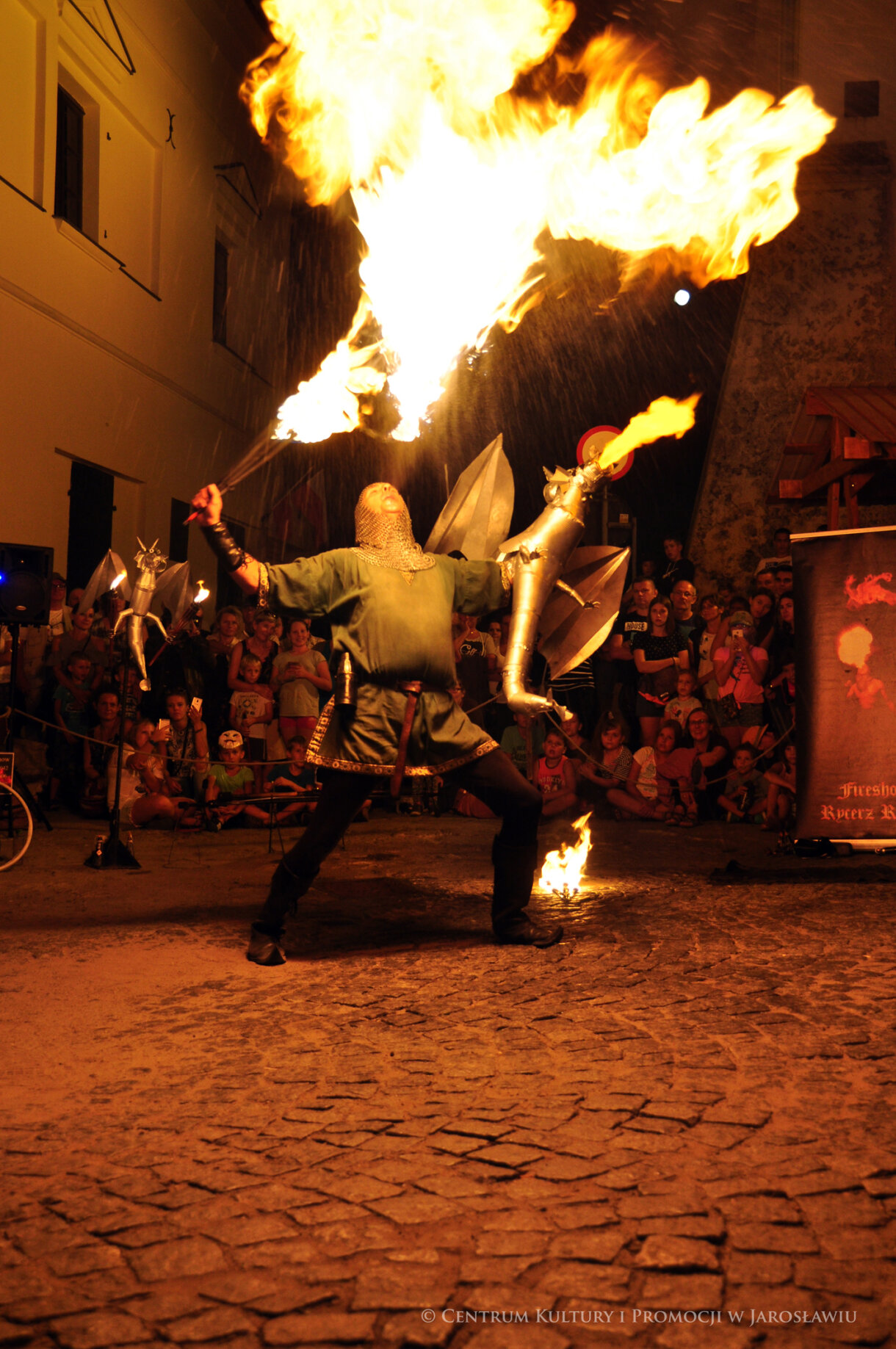 Mężczyzna przebrany za rycerze ziejący ogniem