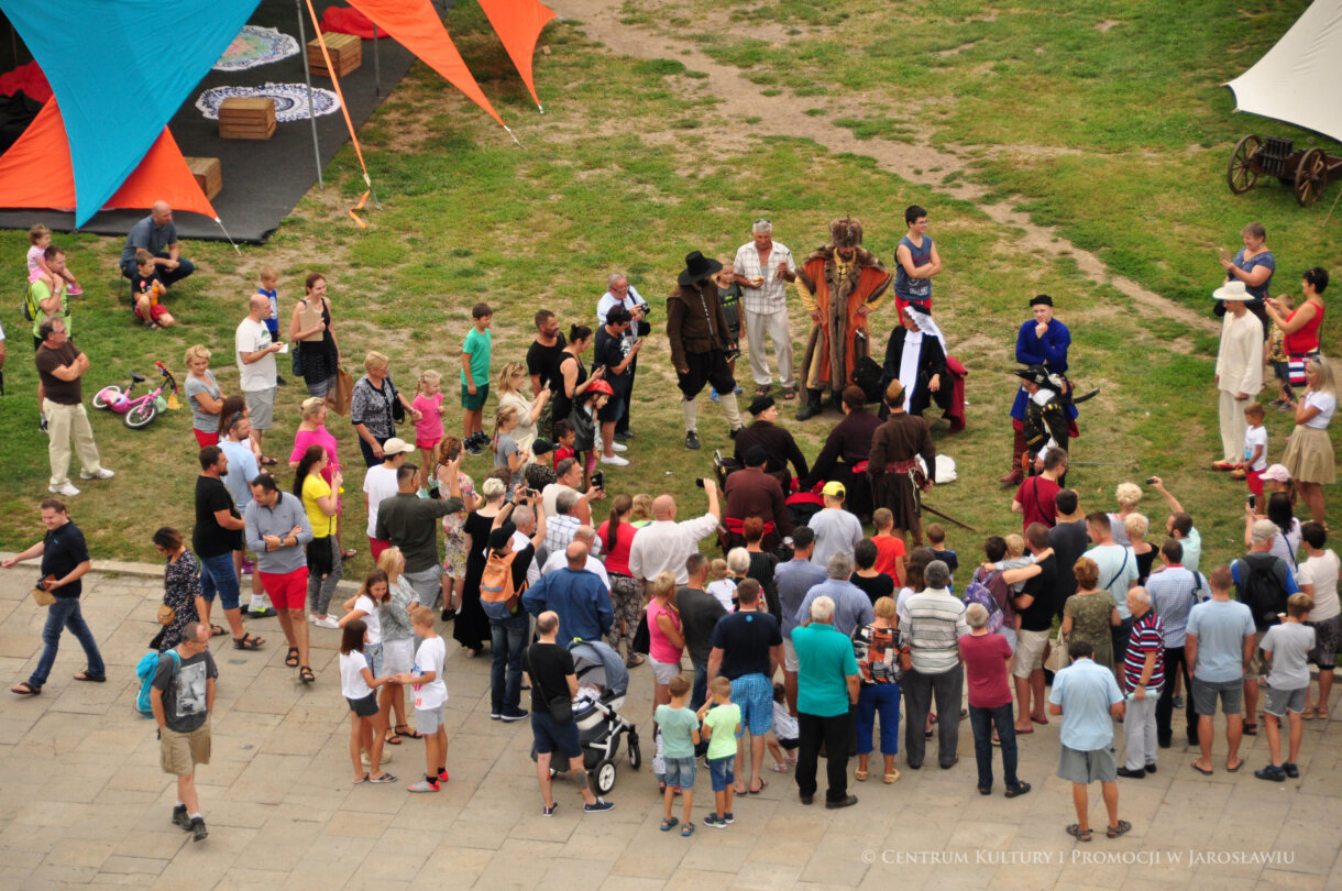 Grupa ludzi oglądająca przedstawienie, widok z wieży ratusza