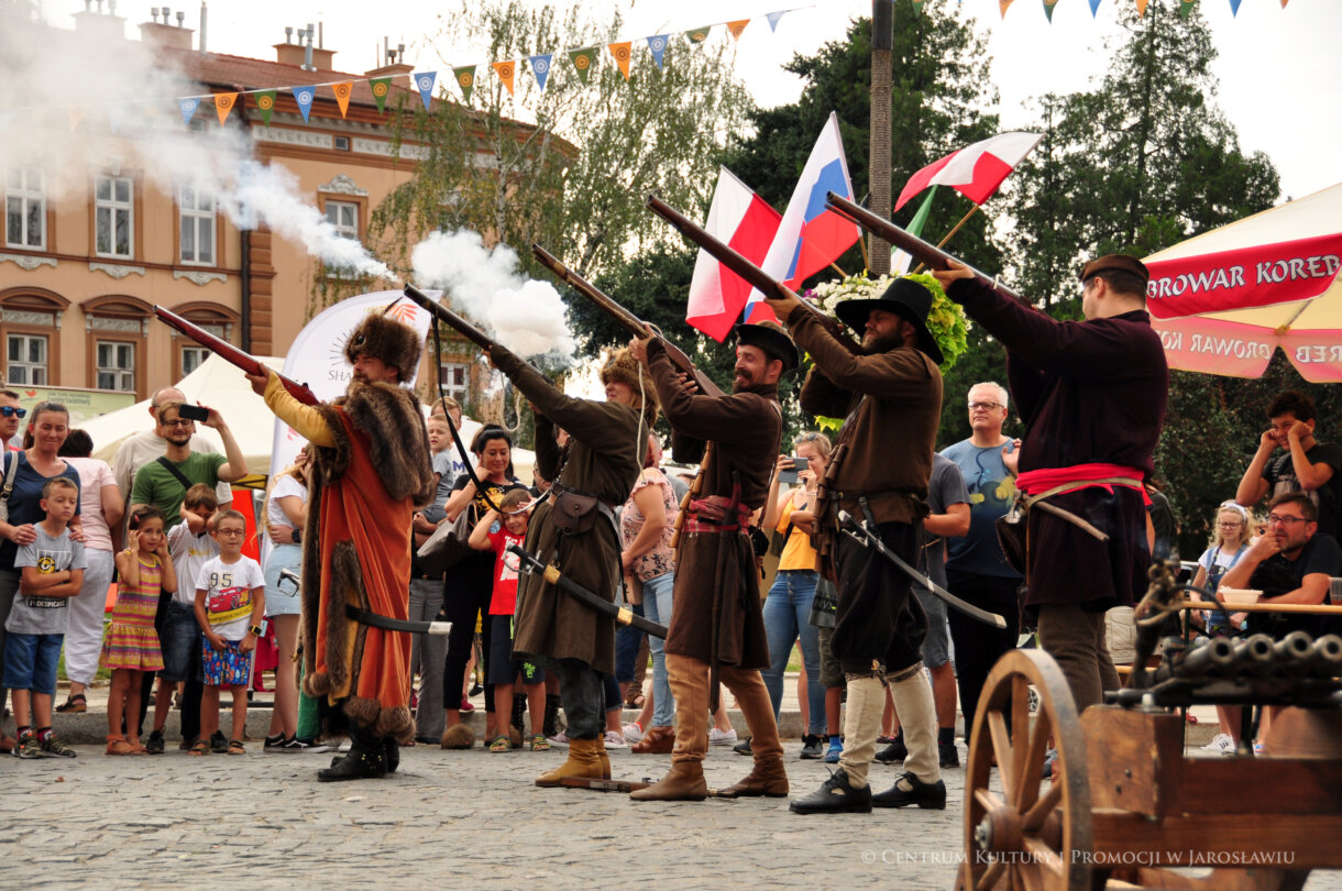 Salwa w wykonaniu grupy rekonstrukcyjnej