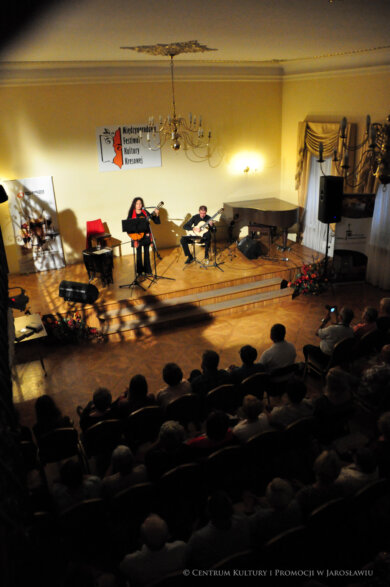 Międzynarodowy Festiwal Kultury Kresowej Artystka - Anna Rivejro, na scenie, z przodu publiczność. Widok z balkonu Sali Lustrzanej