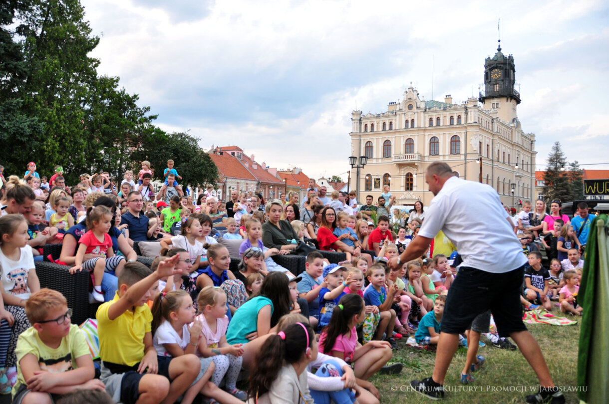 Dzieci na widowni i prowadzący warsztaty zadający im pytania