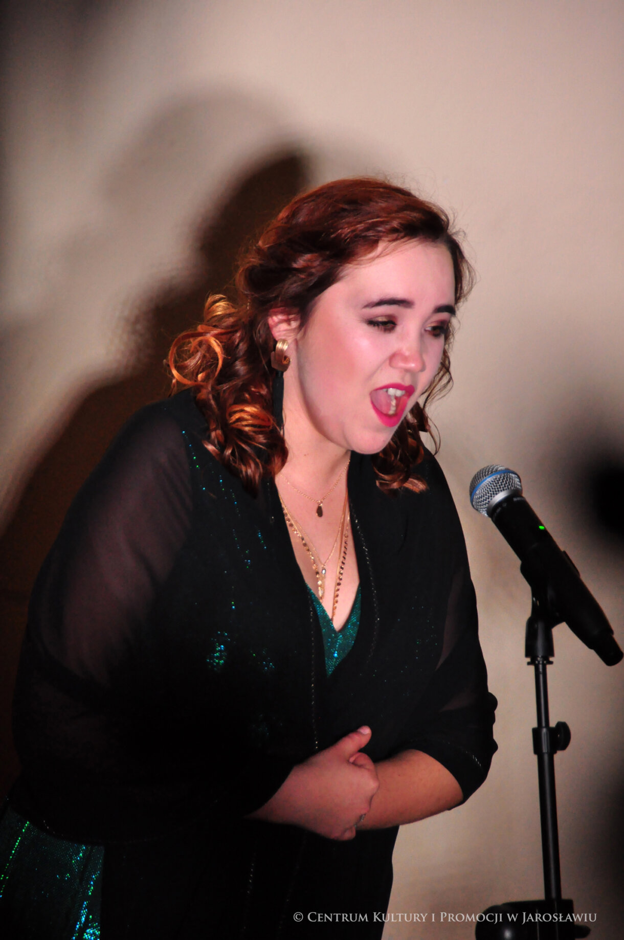 wokalistka na scenie