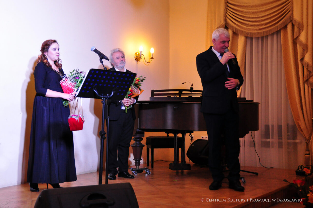 podziękowania za koncert, wręczenie kwiatów