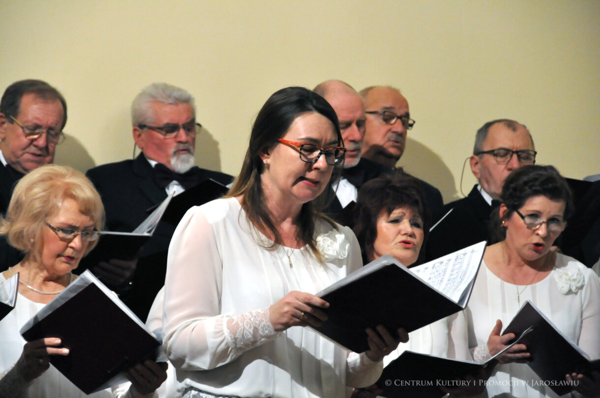 Chórzystka śpiewa kolędę