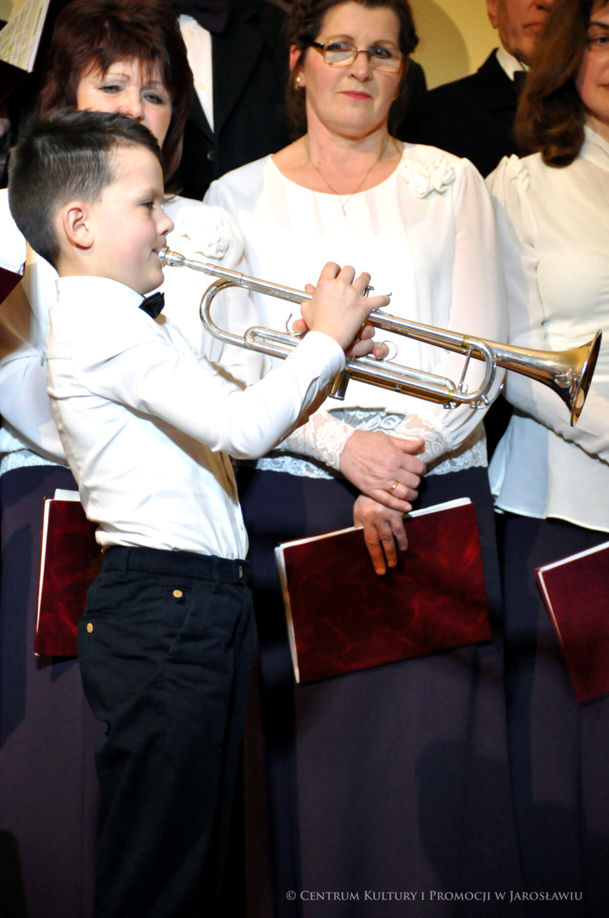uczeń szkoły muzycznej gra na trąbce kolędę