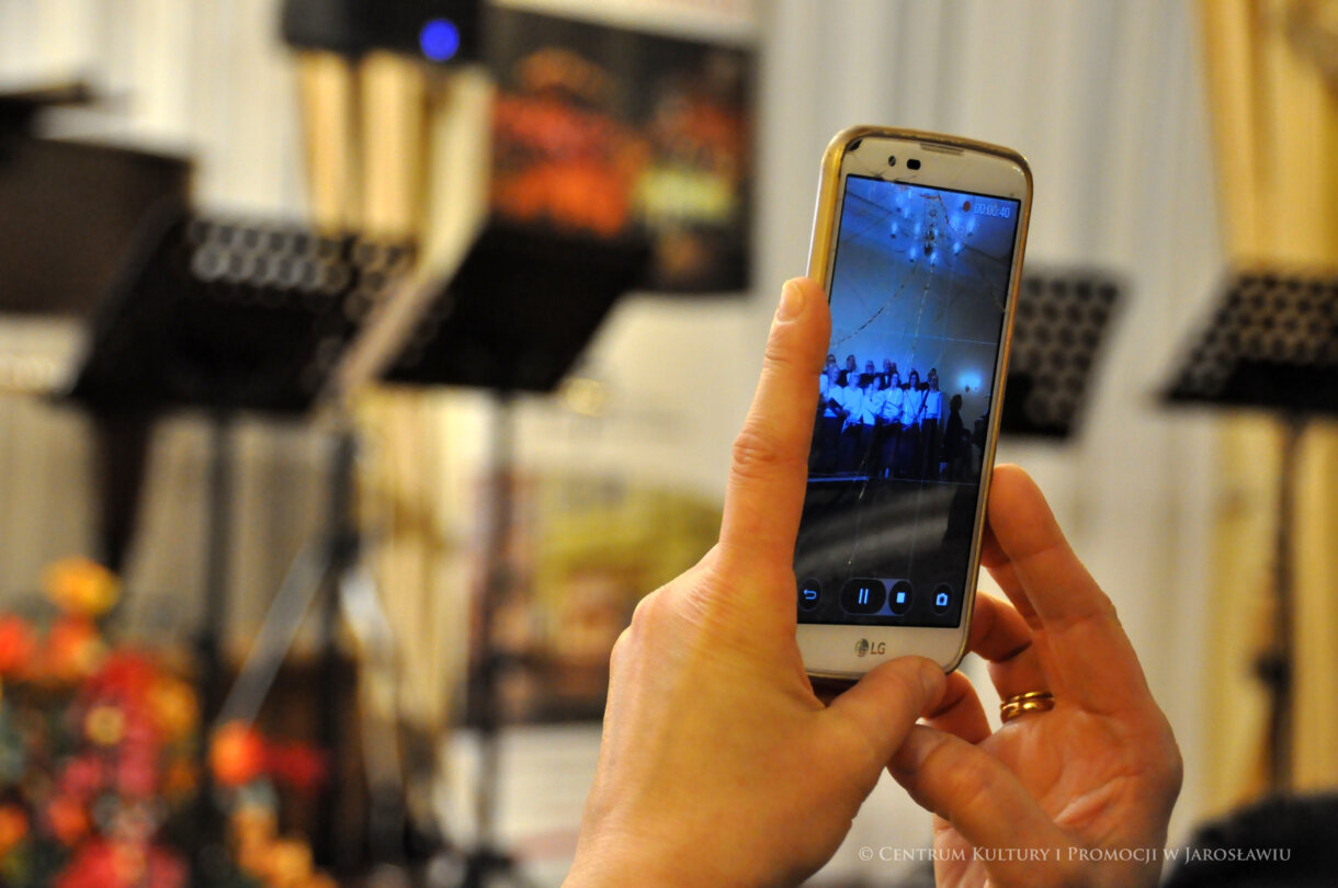 publiczność robi zdjęcia podczas koncertu
