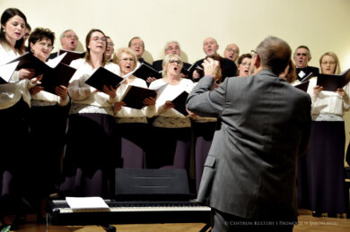 „Śliczna Panienka Jezusa zrodziła!” chór Jarosław na scenie śpiewa kolędy