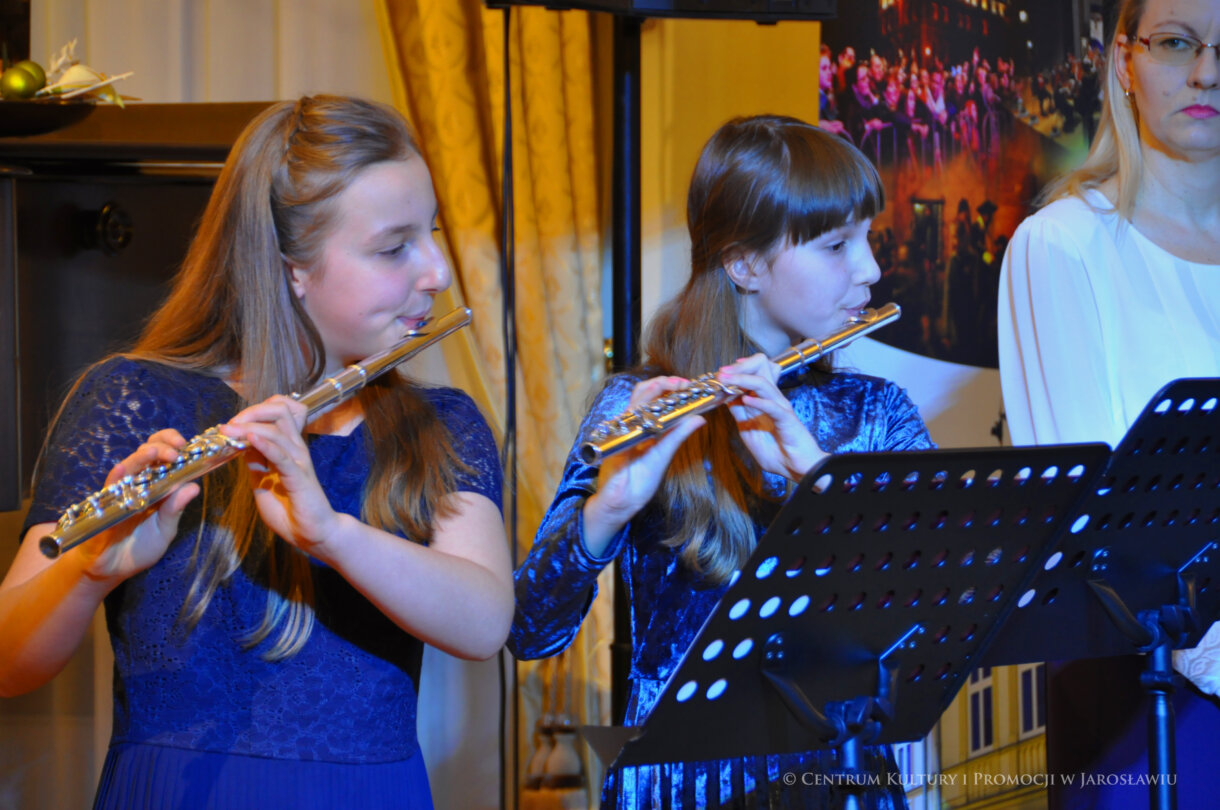 uczennice szkoły muzycznej grają na flecie i klarnecie kolędy