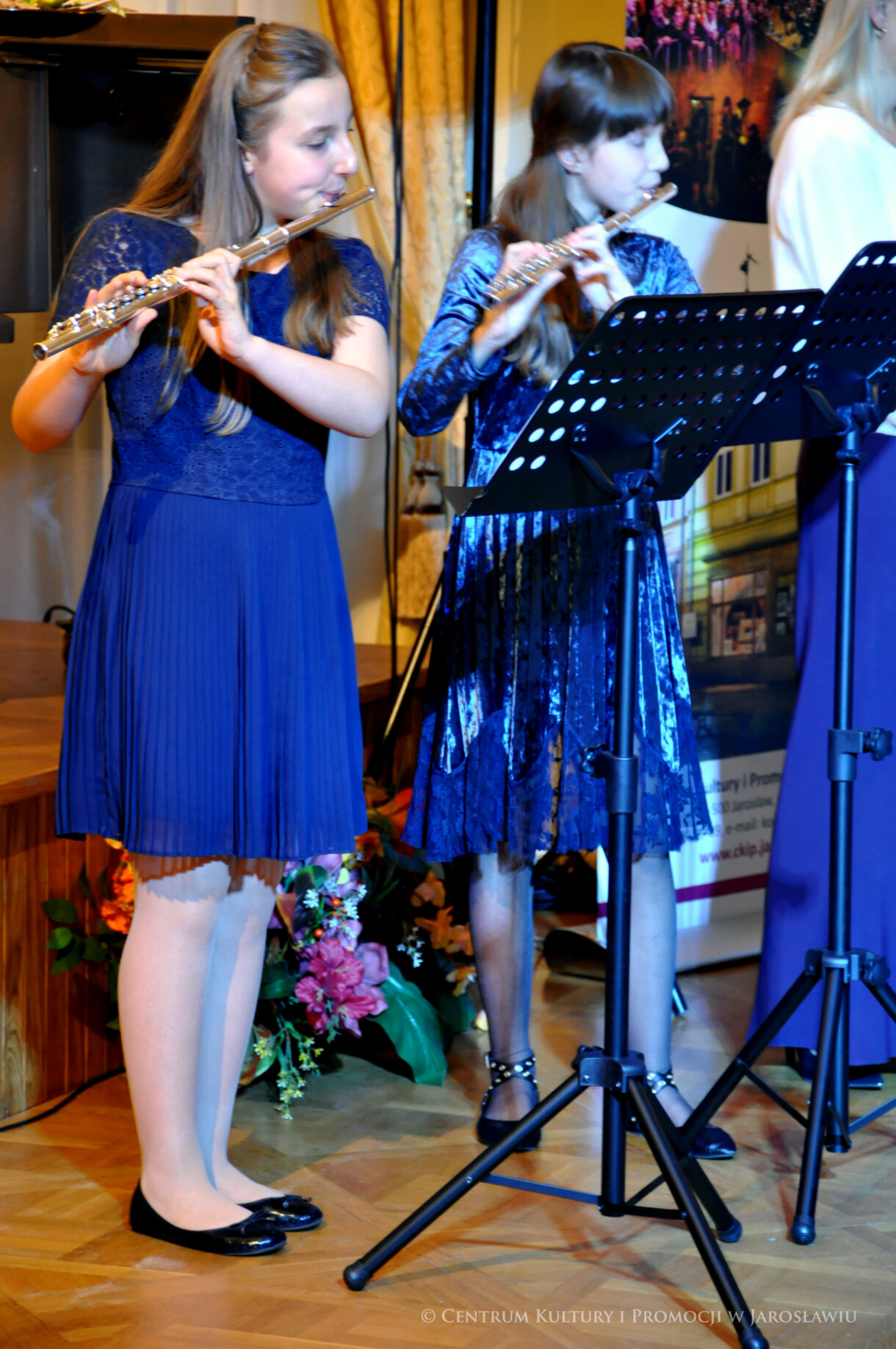 uczennice szkoły muzycznej grają na flecie i klarnecie, szeroki kadr