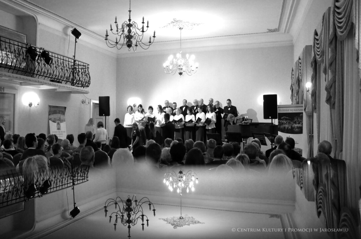 chór Jarosław na scenie śpiewa kolędy, szeroki kadr