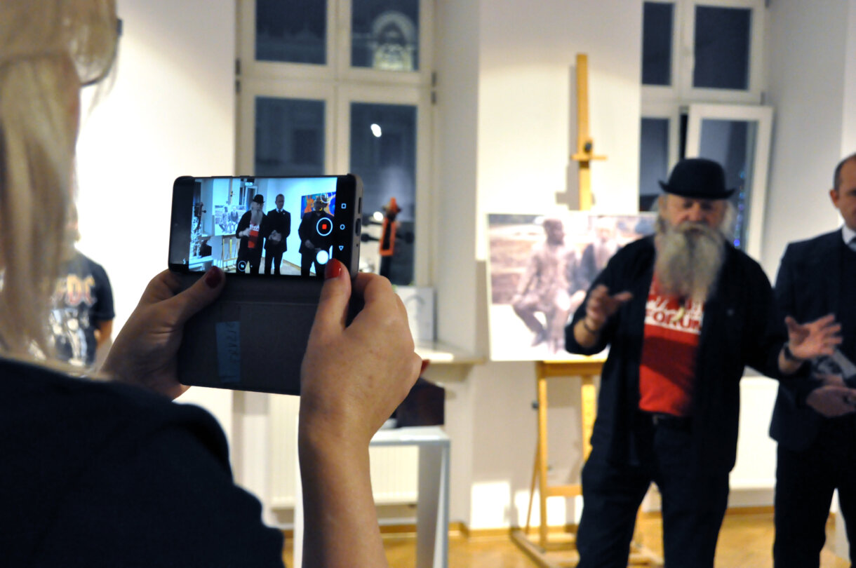 artysta, autor wystawy, uczestnicy wystawy robią zdjęcia