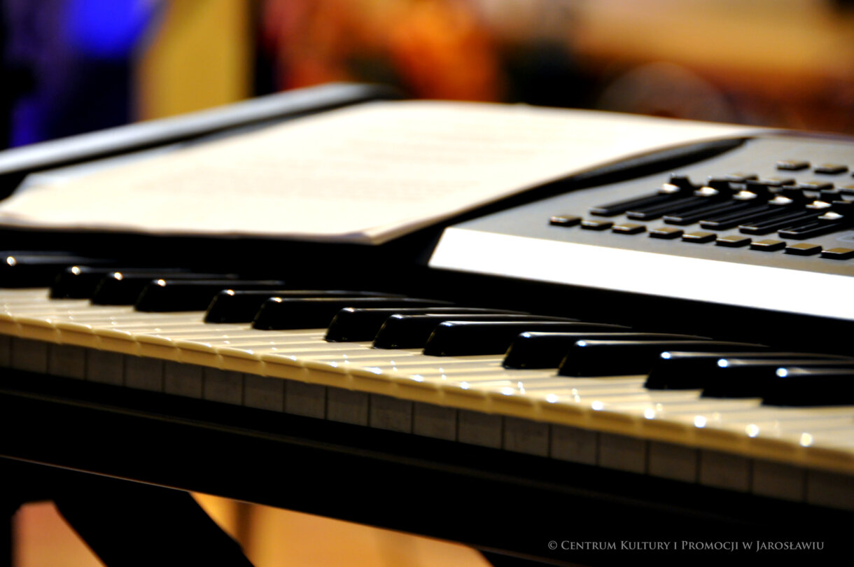 ujęcie klawiszy oraz nut