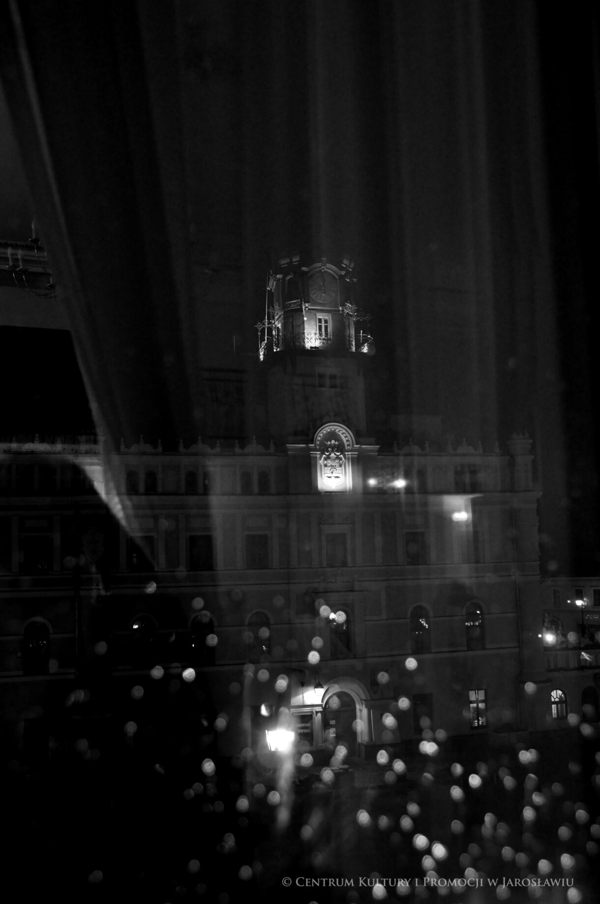 widok na wieżę zegarową jarosławskiego ratusza