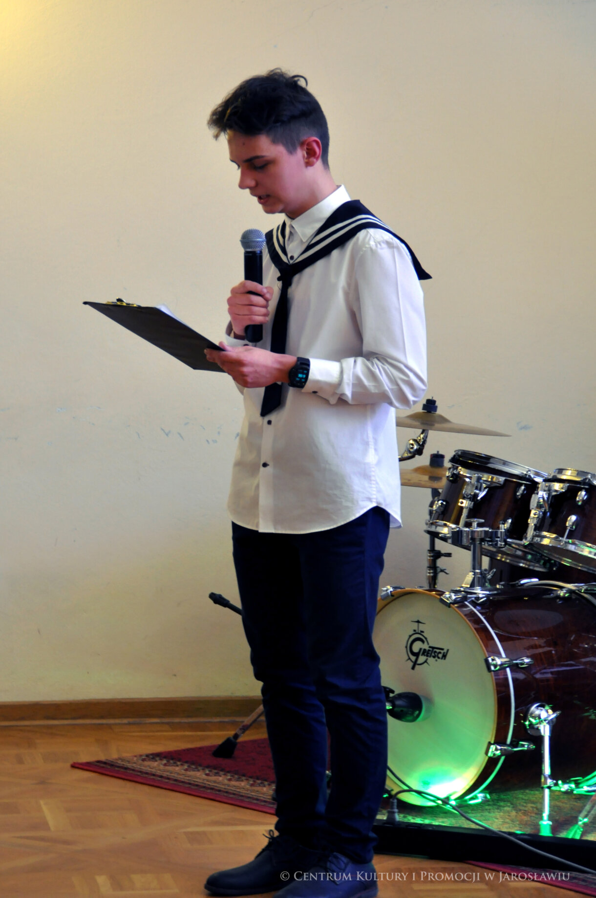 Uczeń SP Sióstr Niepokalanek w Jarosławiu, który jest konferansjerem podczas koncertu kolęd