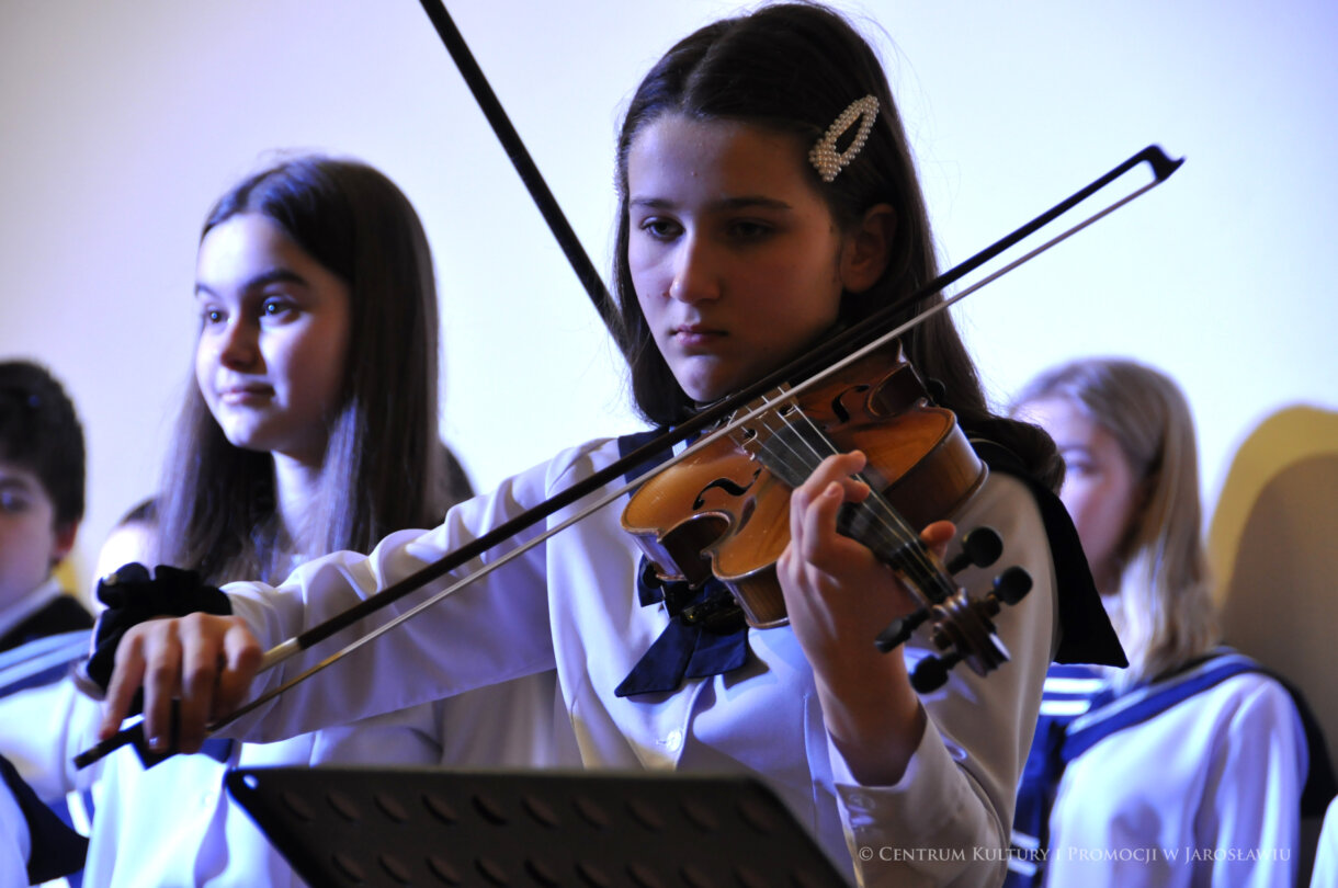 Uczennica SP Sióstr Niepokalanek gra na skrzypcach podczas koncertu