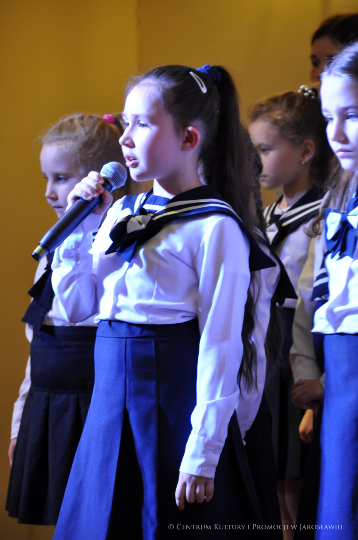 koncert kolęd, zbliżenie na chórzystkę