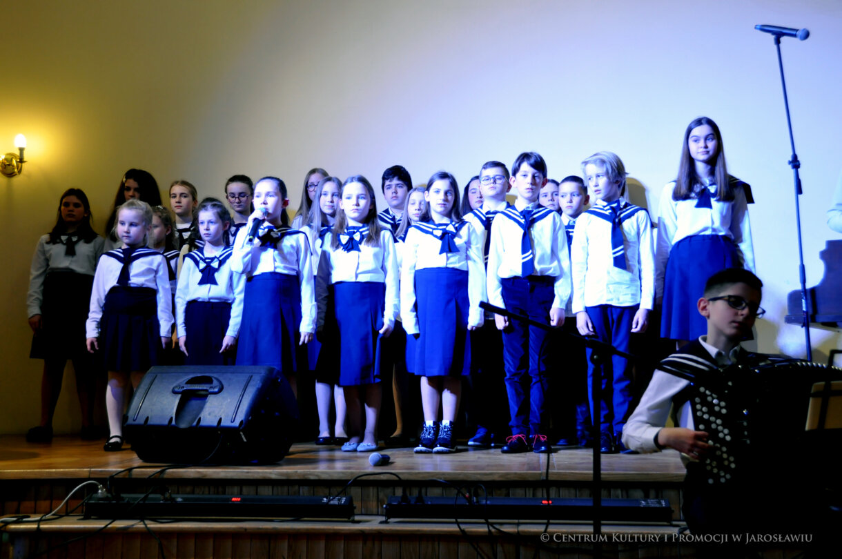uczniowie SP Sióstr Niepokalanek w Jarosławiu podczas koncertu kolęd