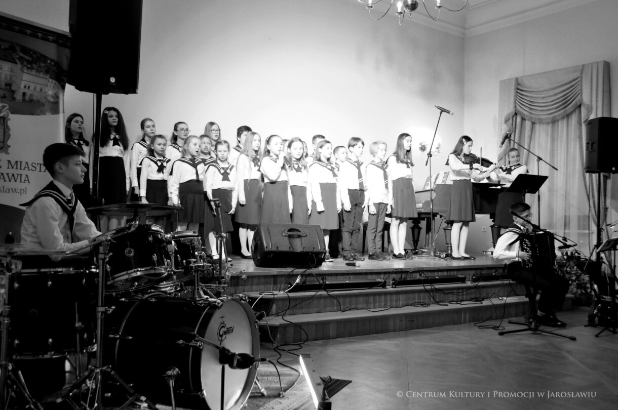 uczniowie SP Sióstr Niepokalanek w Jarosławiu podczas koncertu kolęd w czarno-białym ujęciu