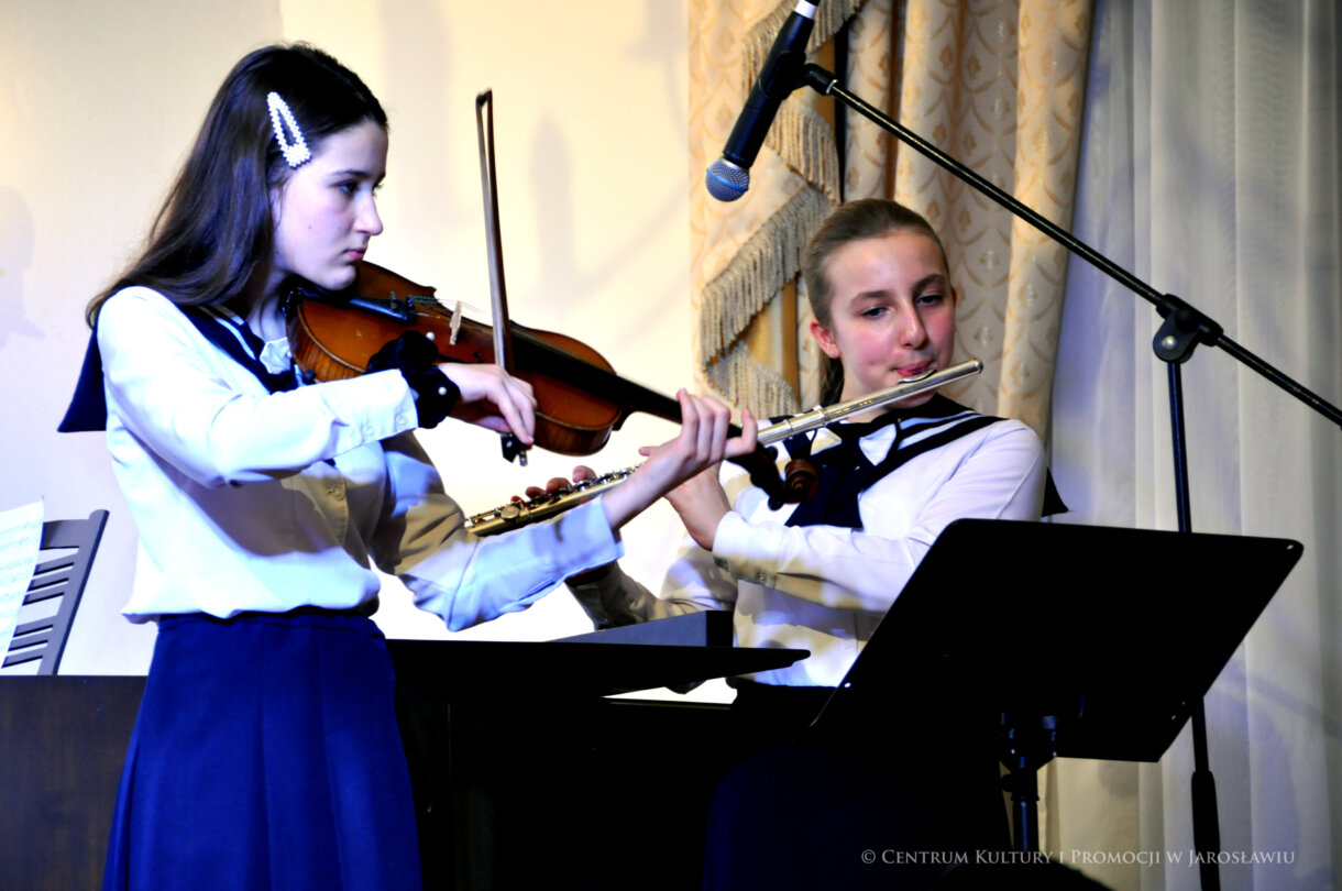 uczennice SP Sióstr Niepokalanek grają na skrzypcach podczas koncertu