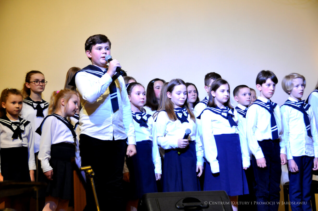 uczniowie SP Sióstr Niepokalanek w Jarosławiu podczas koncertu kolęd