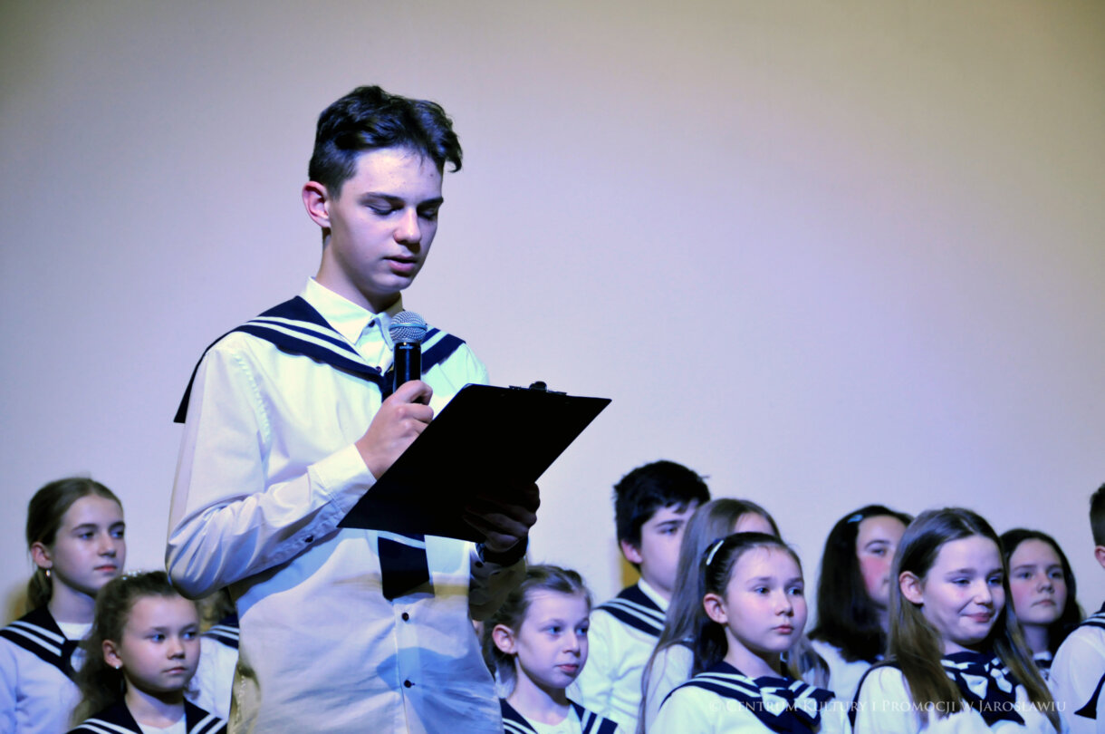 uczniowie SP Sióstr Niepokalanek w Jarosławiu podczas koncertu kolęd