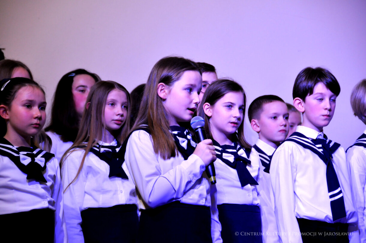 uczniowie SP Sióstr Niepokalanek w Jarosławiu podczas koncertu kolęd