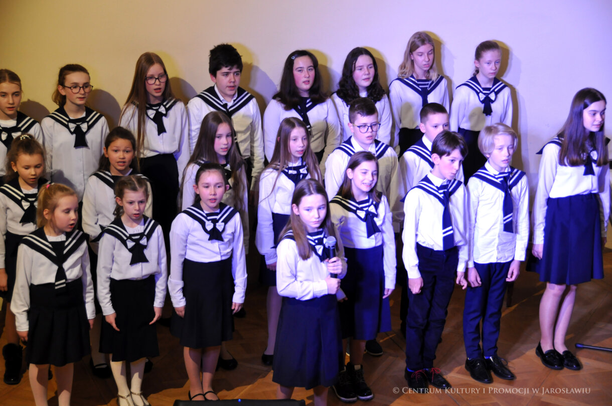 uczniowie SP Sióstr Niepokalanek w Jarosławiu podczas koncertu kolęd