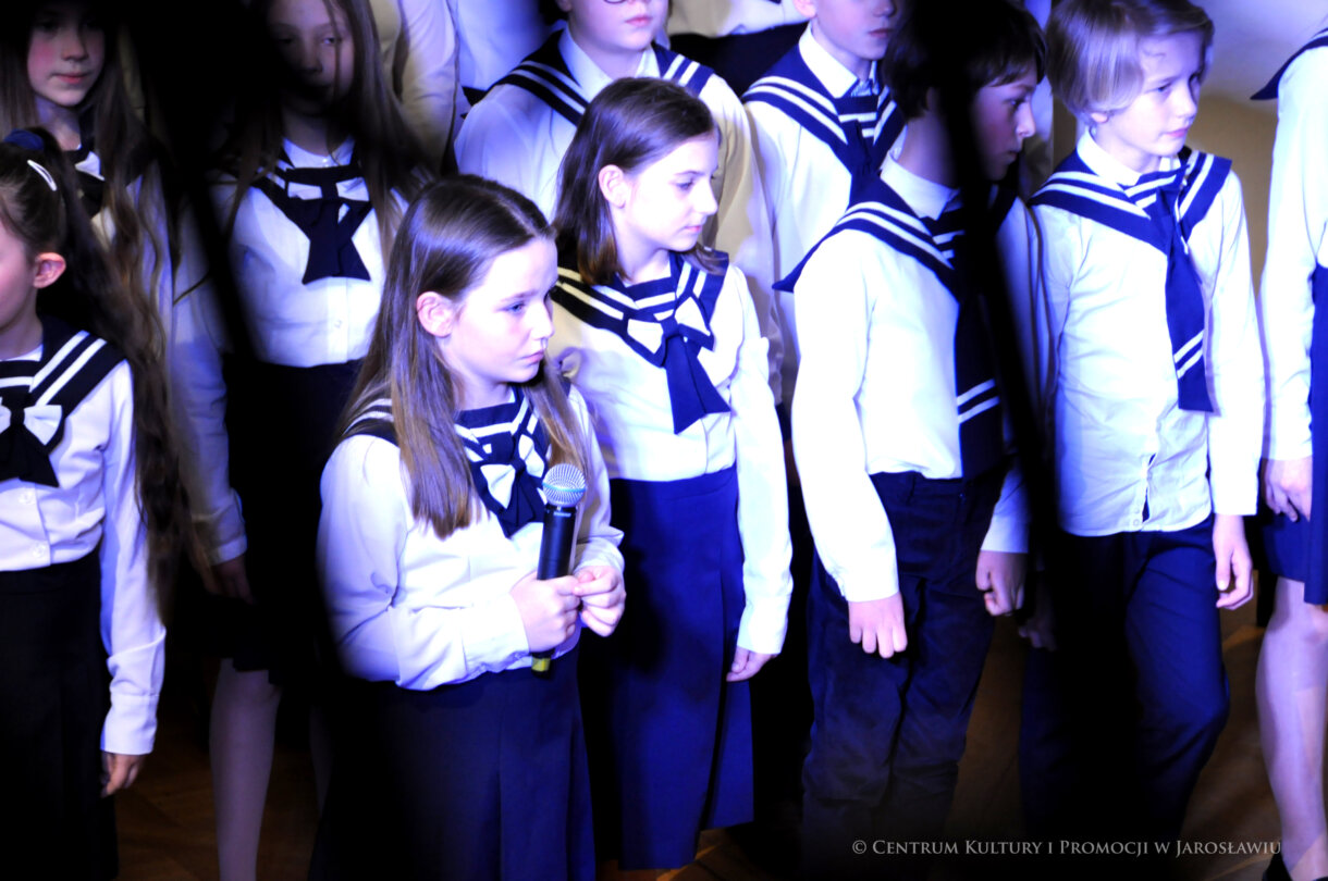 uczniowie SP Sióstr Niepokalanek w Jarosławiu podczas koncertu kolęd