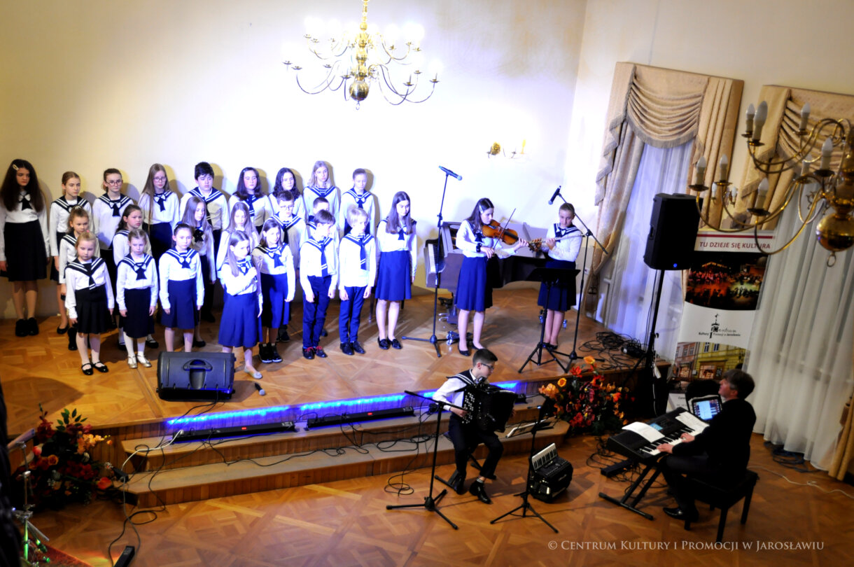 uczniowie SP Sióstr Niepokalanek w Jarosławiu podczas koncertu kolęd