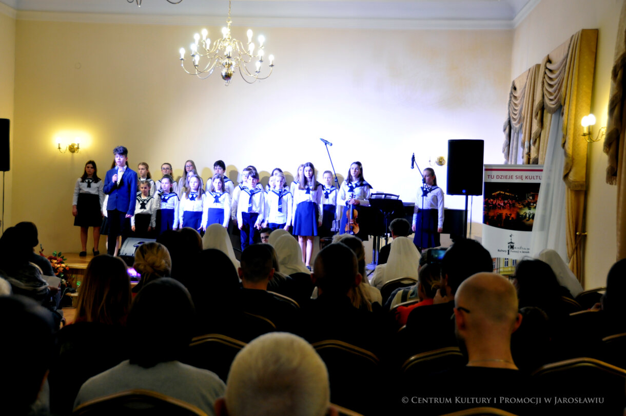 uczniowie SP Sióstr Niepokalanek w Jarosławiu podczas koncertu kolęd
