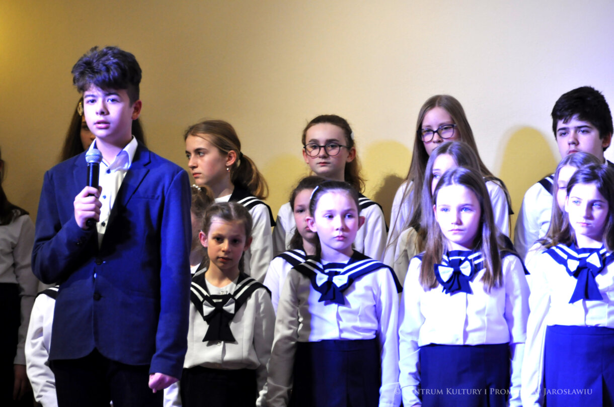uczniowie SP Sióstr Niepokalanek w Jarosławiu podczas koncertu kolęd
