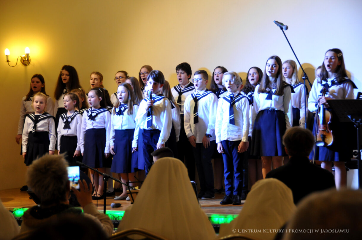 uczniowie SP Sióstr Niepokalanek w Jarosławiu podczas koncertu kolęd