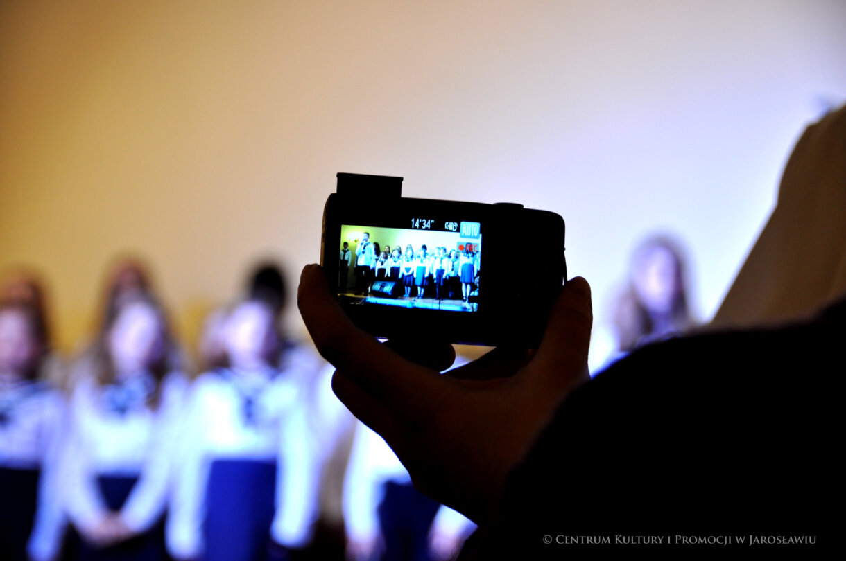 publiczność robi zdjęcia podczas koncertu