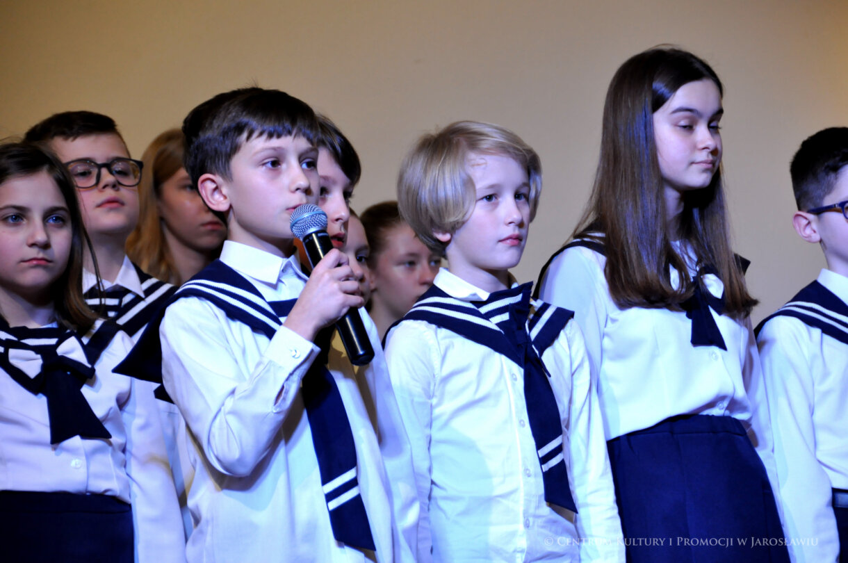 uczniowie SP Sióstr Niepokalanek w Jarosławiu podczas koncertu kolęd