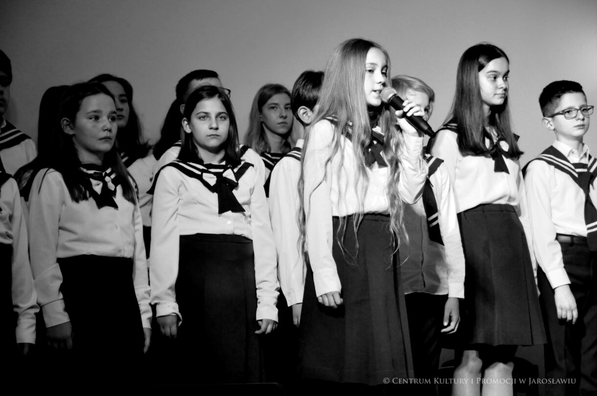 uczniowie SP Sióstr Niepokalanek w Jarosławiu podczas koncertu kolęd