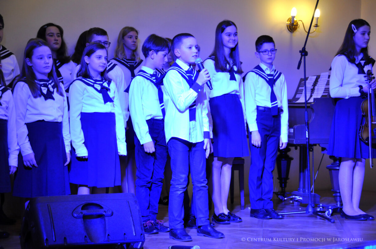 uczniowie SP Sióstr Niepokalanek w Jarosławiu podczas koncertu kolęd